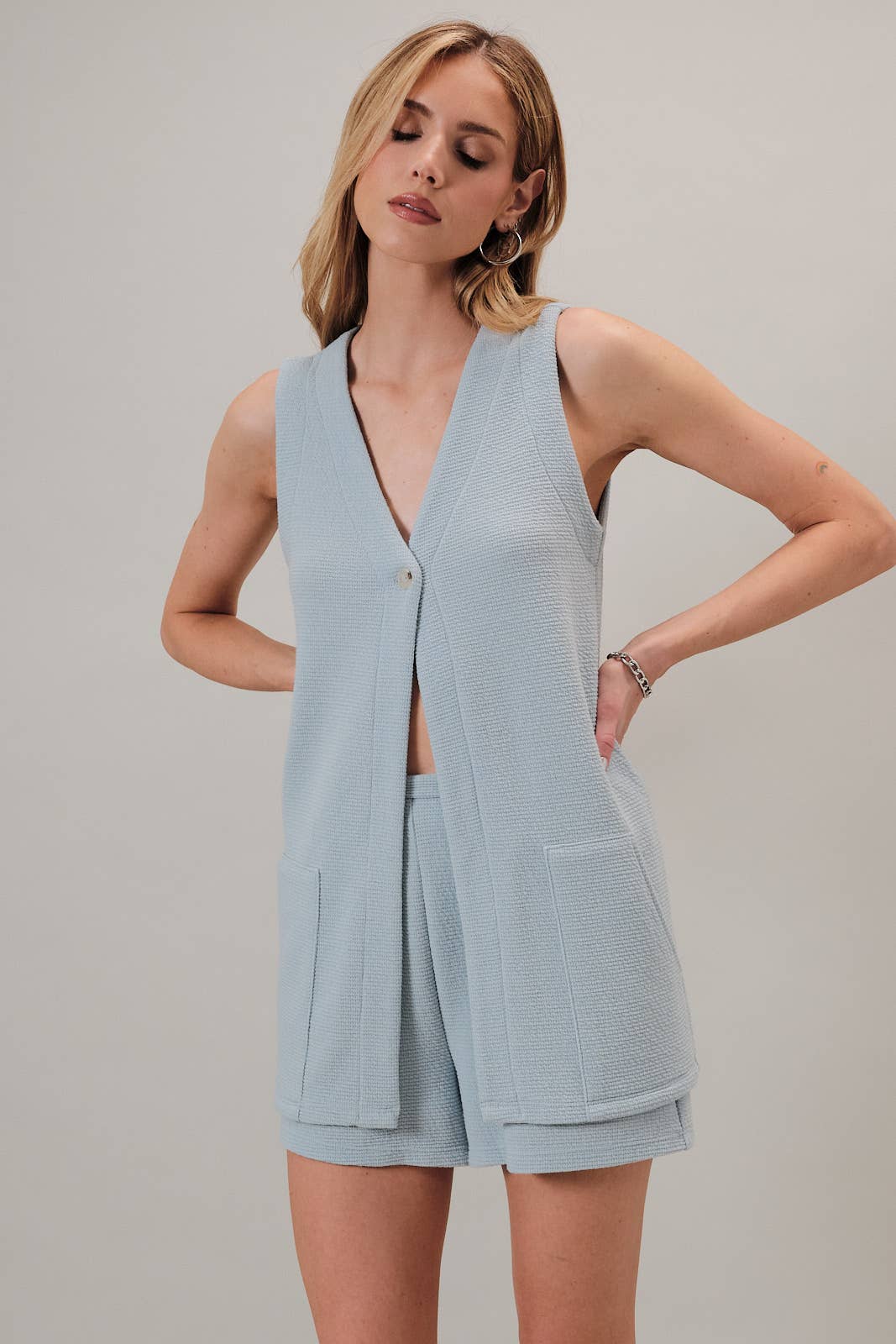 V-NECK SLEEVELESS TUNIC TOP