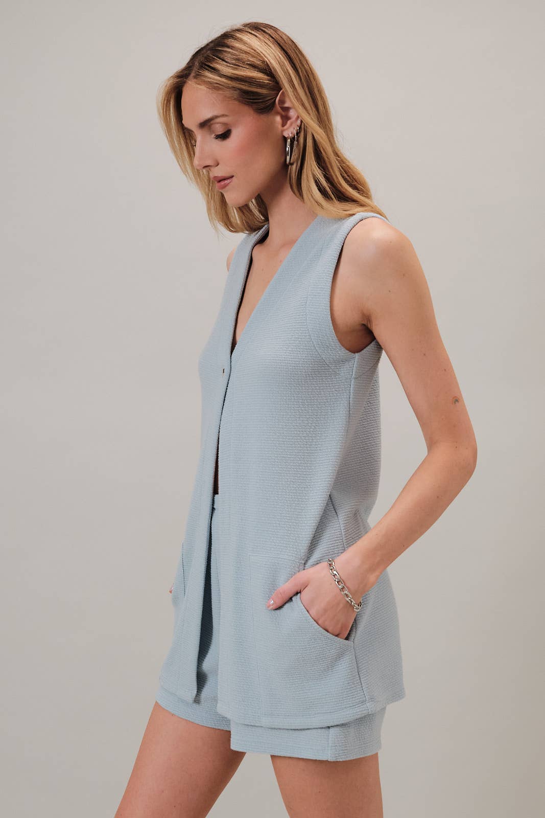 V-NECK SLEEVELESS TUNIC TOP