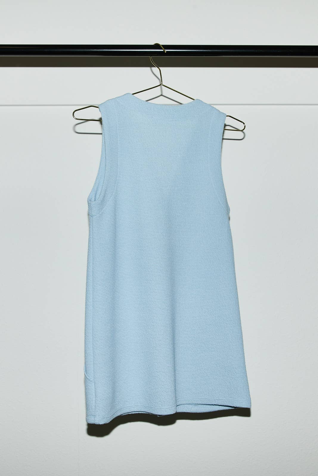 V-NECK SLEEVELESS TUNIC TOP