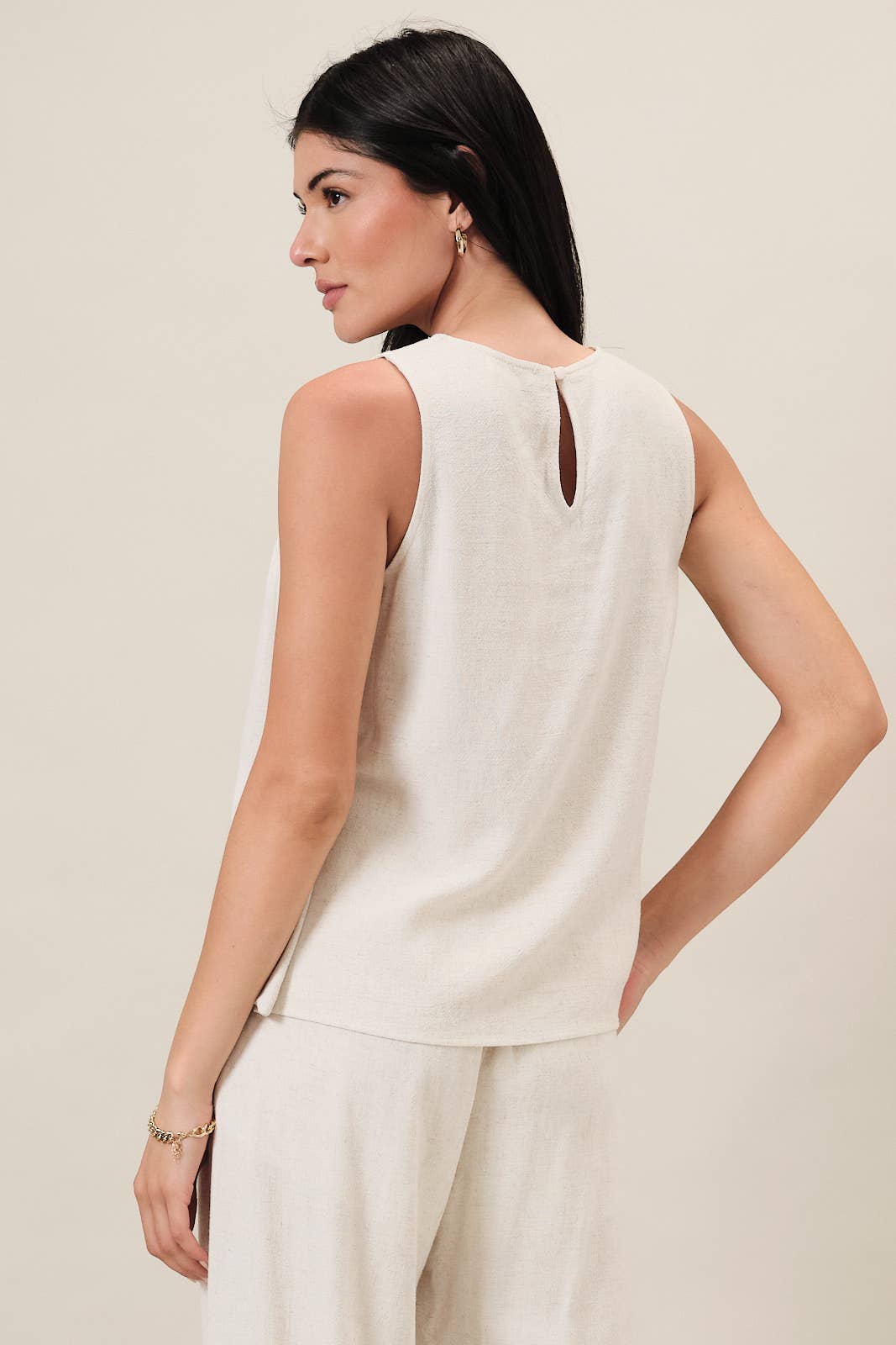 SCOOP NECK SLEEVELESS PLEATED DETAIL TOP