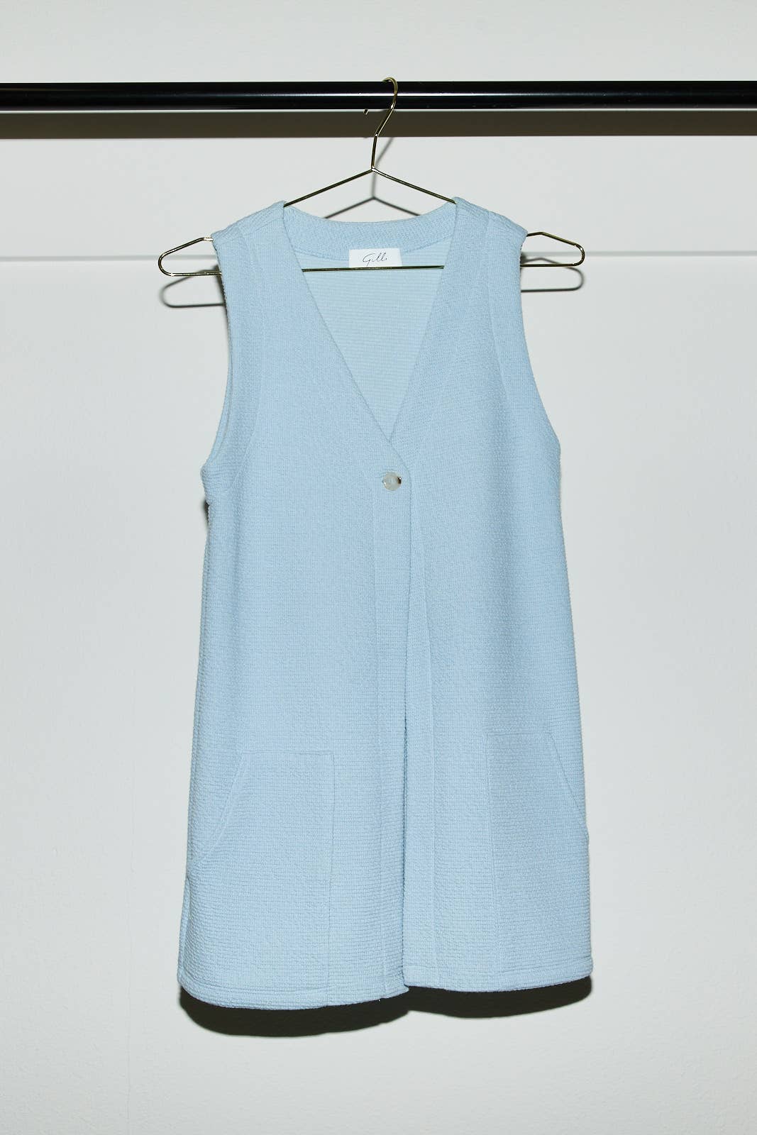 V-NECK SLEEVELESS TUNIC TOP