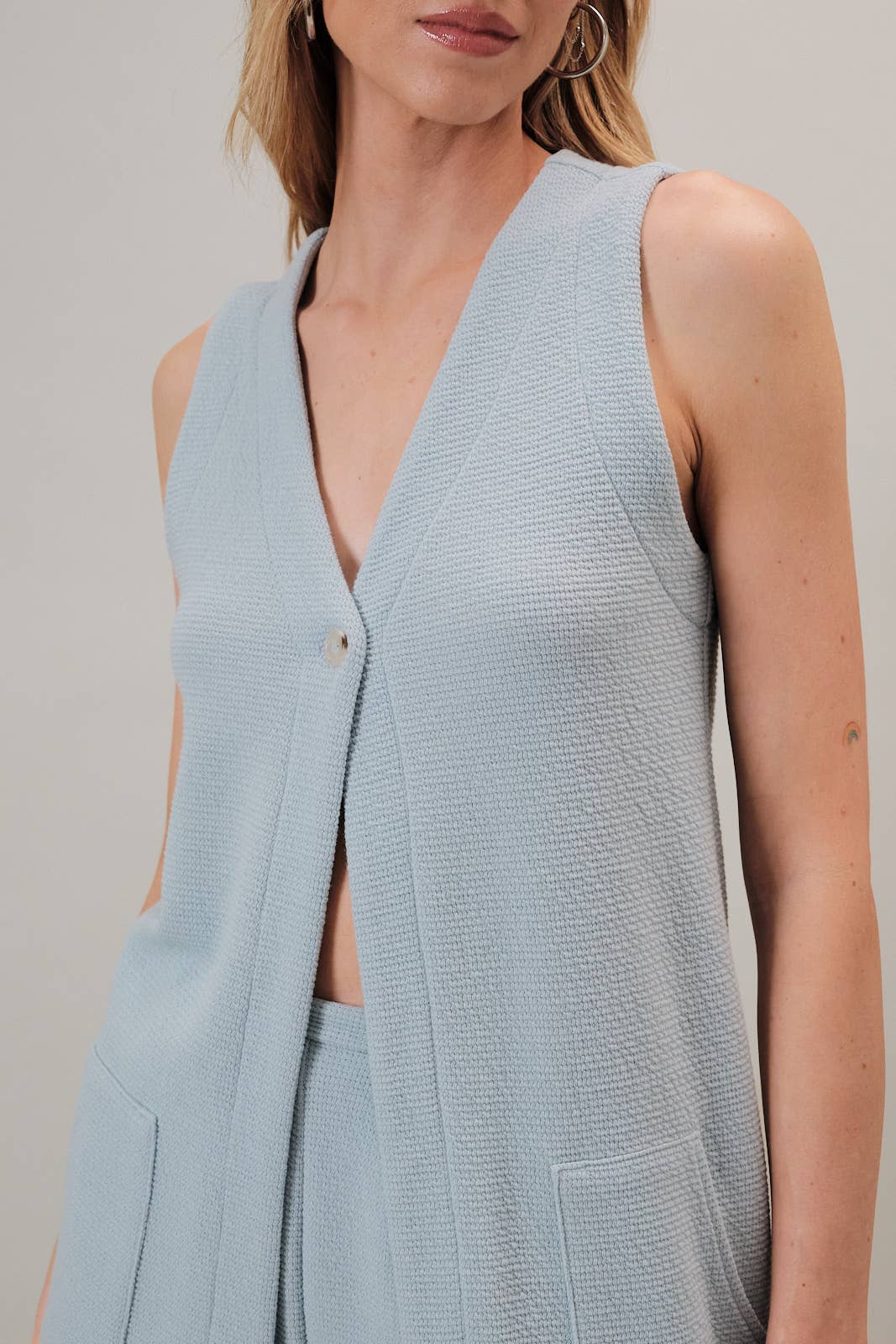 V-NECK SLEEVELESS TUNIC TOP