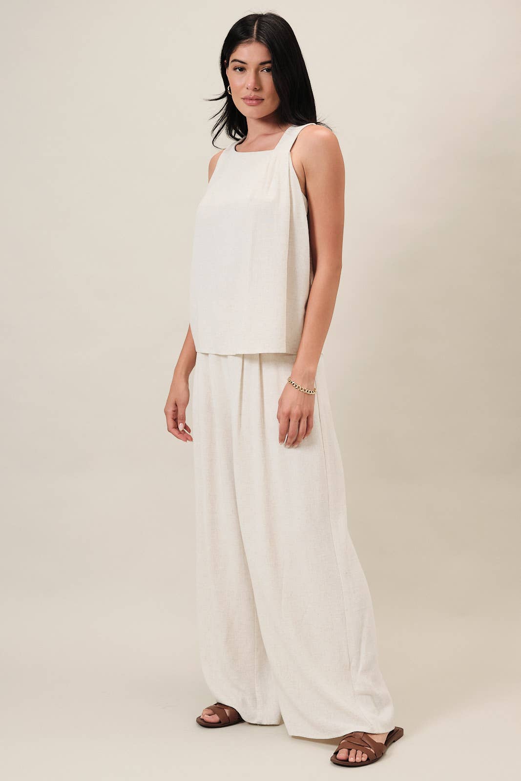SCOOP NECK SLEEVELESS PLEATED DETAIL TOP